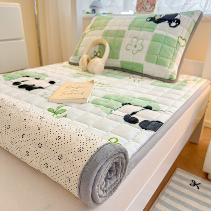 91家纺网 家纺一手货源 找家纺 小叮当家纺仓储工厂店 2025新款牛奶绒夹棉印花床垫学生图 绒床垫-熊猫乐园绿色