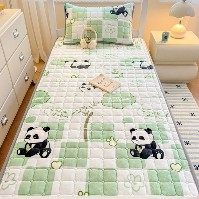 91家纺网 家纺一手货源 找家纺 小叮当家纺仓储工厂店 2025新款牛奶绒夹棉印花床垫学生图 绒床垫-熊猫乐园绿色