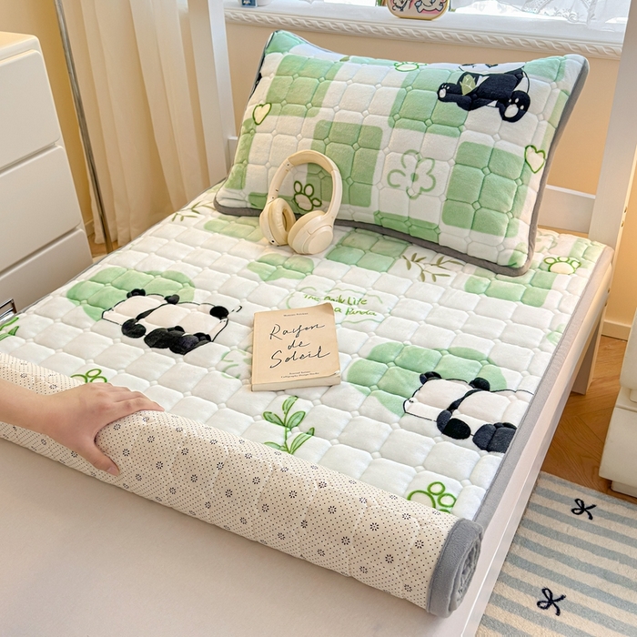 91家纺网 家纺一手货源 找家纺 小叮当家纺仓储工厂店 2025新款牛奶绒夹棉印花床垫学生图 绒床垫-熊猫乐园绿色