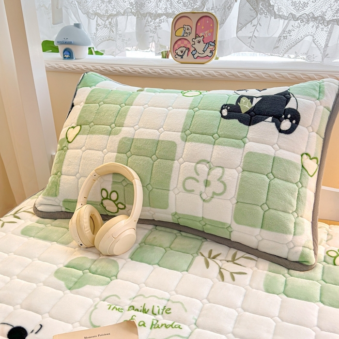 91家纺网 家纺一手货源 找家纺 小叮当家纺仓储工厂店 2025新款牛奶绒夹棉印花床垫学生图 绒床垫-熊猫乐园绿色