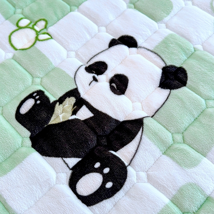 91家纺网 家纺一手货源 找家纺 小叮当家纺仓储工厂店 2025新款牛奶绒夹棉印花床垫学生图 绒床垫-熊猫乐园绿色