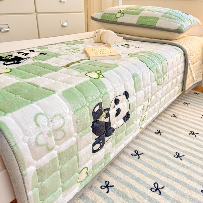 91家纺网 家纺一手货源 找家纺 小叮当家纺仓储工厂店 2025新款牛奶绒夹棉印花床垫学生图 绒床垫-熊猫乐园绿色