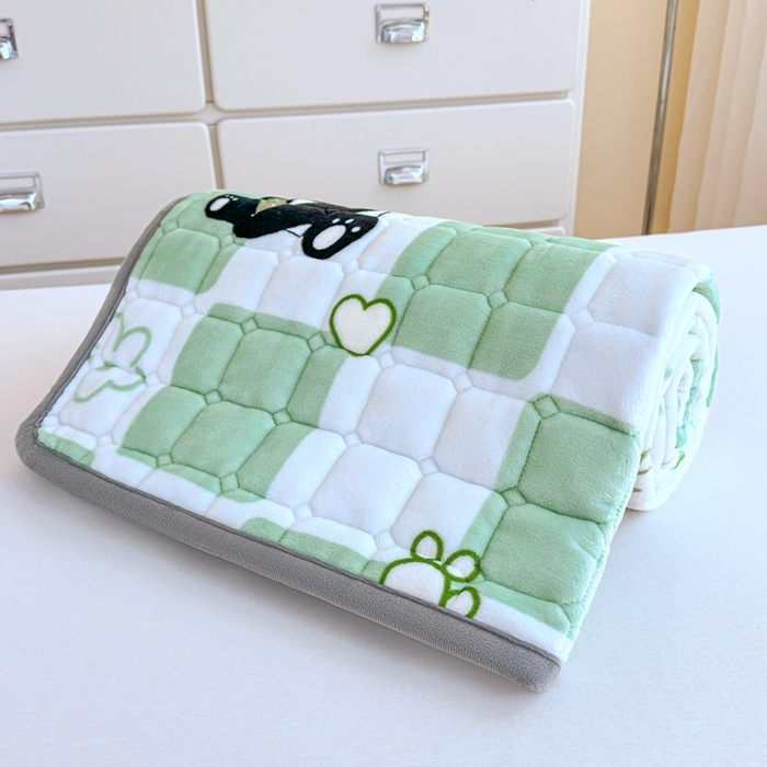 91家纺网 家纺一手货源 找家纺 小叮当家纺仓储工厂店 2025新款牛奶绒夹棉印花床垫学生图 绒床垫-熊猫乐园绿色