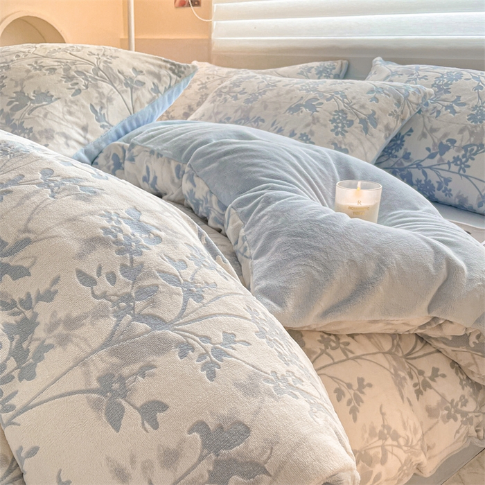 91家纺网 家纺一手货源 找家纺 如约 2025新款A类雕花牛奶绒四件套 花朝梦-蓝