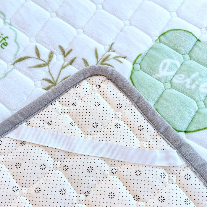 91家纺网 家纺一手货源 找家纺 小叮当家纺仓储工厂店 2025新款牛奶绒夹棉印花床垫学生图 绒床垫-熊猫乐园绿色