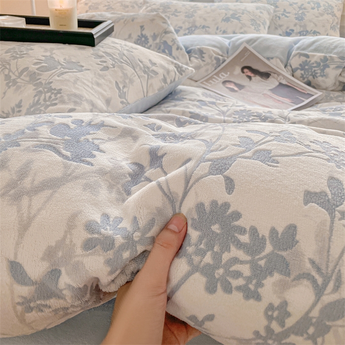 91家纺网 家纺一手货源 找家纺 如约 2025新款A类雕花牛奶绒四件套 花朝梦-蓝