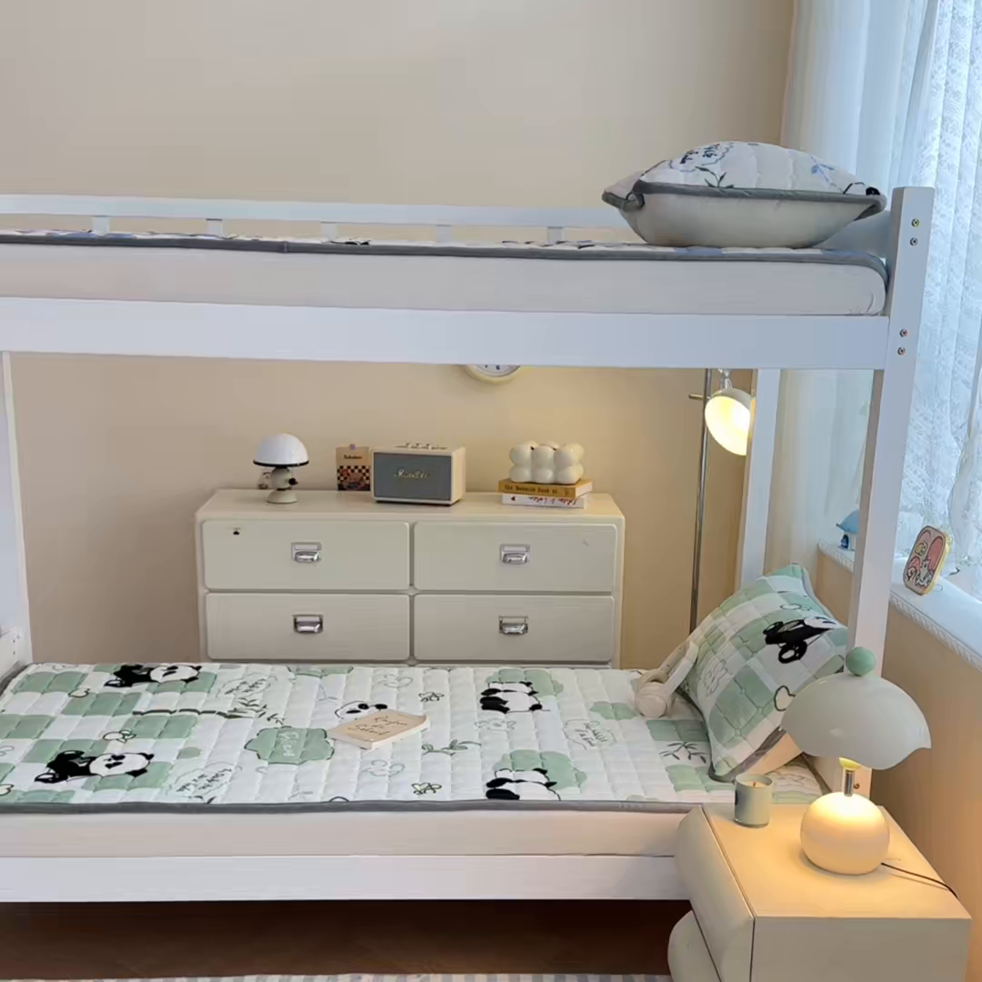 91家纺网 家纺一手货源 找家纺 小叮当家纺仓储工厂店 2025新款牛奶绒夹棉印花床垫学生图 绒床垫-熊猫乐园绿色