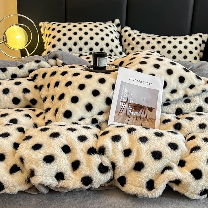 91家纺网 家纺一手货源 找家纺 一比一家纺 2025新款亲肤舒适兔毛绒兔兔绒牛奶绒四件套 波点-奶白