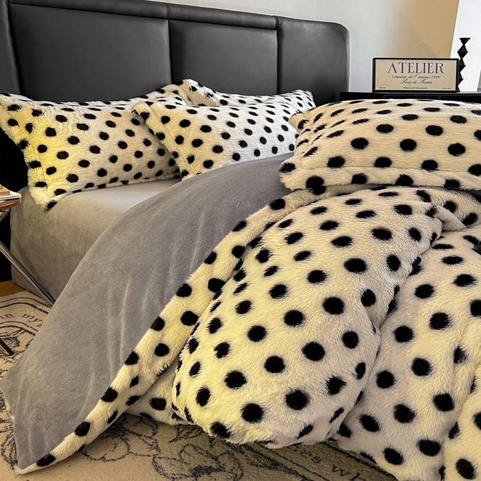 91家纺网 家纺一手货源 找家纺 一比一家纺 2025新款亲肤舒适兔毛绒兔兔绒牛奶绒四件套 波点-奶白