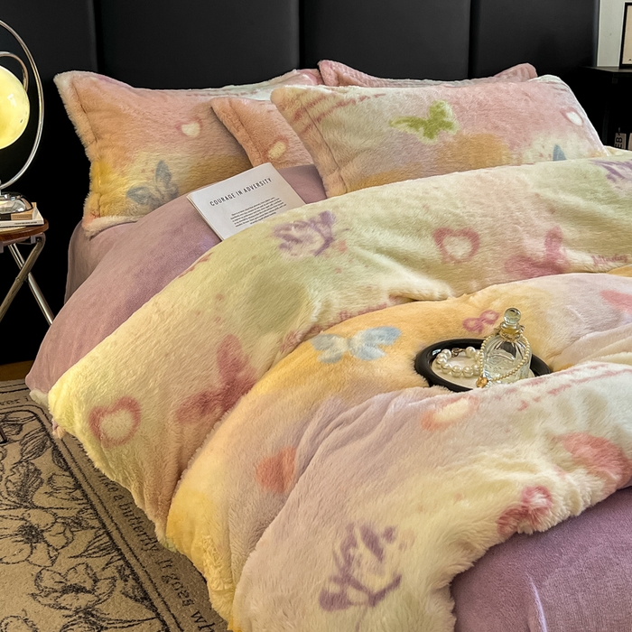 91家纺网 家纺一手货源 找家纺 一比一家纺 2025新款亲肤舒适兔毛绒兔兔绒牛奶绒四件套 碟梦