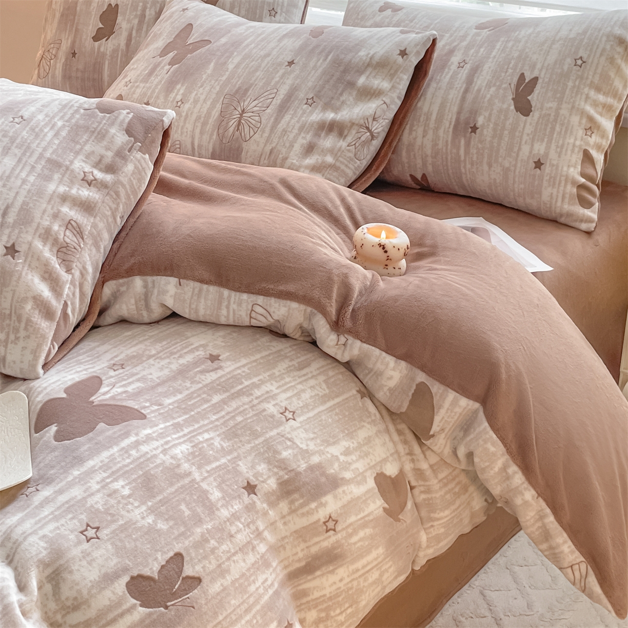 91家纺网 家纺一手货源 找家纺 如约 2025新款A类雕花牛奶绒四件套 雾绡蝶梦-咖