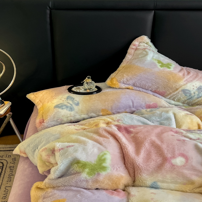 91家纺网 家纺一手货源 找家纺 一比一家纺 2025新款亲肤舒适兔毛绒兔兔绒牛奶绒四件套 碟梦