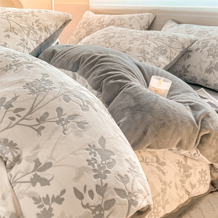 91家纺网 家纺一手货源 找家纺 如约 2025新款A类雕花牛奶绒四件套 花朝梦-灰