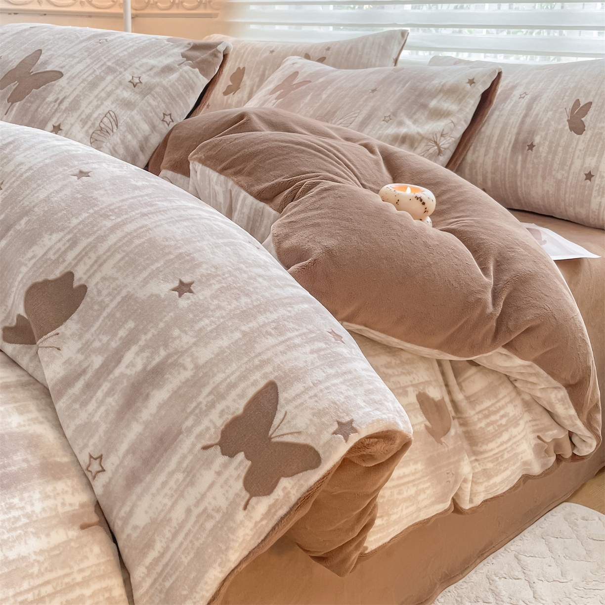 91家纺网 家纺一手货源 找家纺 如约 2025新款A类雕花牛奶绒四件套 雾绡蝶梦-咖