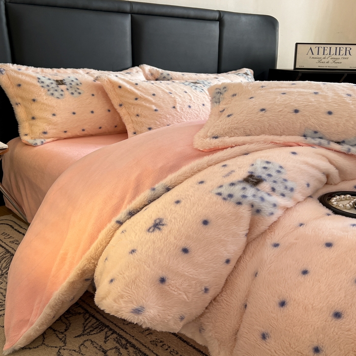 91家纺网 家纺一手货源 找家纺 一比一家纺 2025新款亲肤舒适兔毛绒兔兔绒牛奶绒四件套 蝴蝶结点点-粉