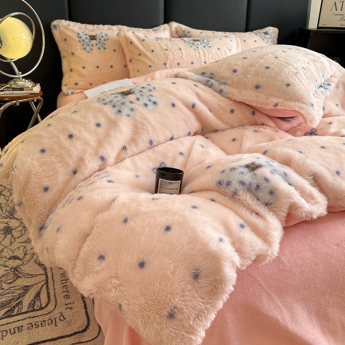 91家纺网 家纺一手货源 找家纺 一比一家纺 2025新款亲肤舒适兔毛绒兔兔绒牛奶绒四件套 蝴蝶结点点-粉