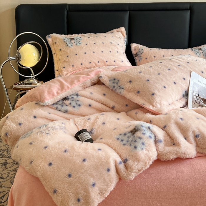 91家纺网 家纺一手货源 找家纺 一比一家纺 2025新款亲肤舒适兔毛绒兔兔绒牛奶绒四件套 蝴蝶结点点-粉