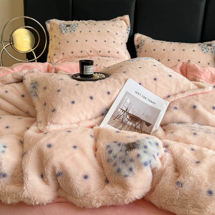 91家纺网 家纺一手货源 找家纺 一比一家纺 2025新款亲肤舒适兔毛绒兔兔绒牛奶绒四件套 蝴蝶结点点-粉