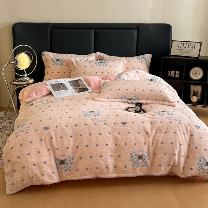 91家纺网 家纺一手货源 找家纺 一比一家纺 2025新款亲肤舒适兔毛绒兔兔绒牛奶绒四件套 蝴蝶结点点-粉