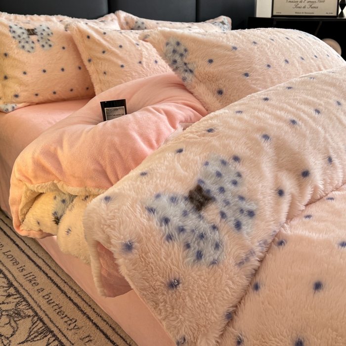 91家纺网 家纺一手货源 找家纺 一比一家纺 2025新款亲肤舒适兔毛绒兔兔绒牛奶绒四件套 蝴蝶结点点-粉