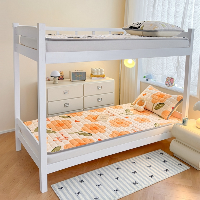 91家纺网 家纺一手货源 找家纺 小叮当家纺仓储工厂店 2025新款牛奶绒夹棉印花床垫学生图 绒床垫-萱花