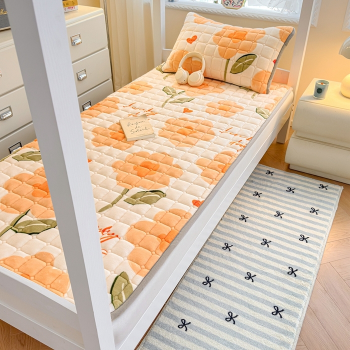 91家纺网 家纺一手货源 找家纺 小叮当家纺仓储工厂店 2025新款牛奶绒夹棉印花床垫学生图 绒床垫-萱花