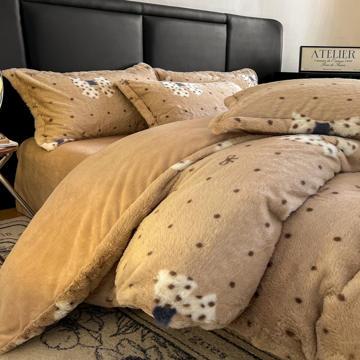 91家纺网 家纺一手货源 找家纺 一比一家纺 2025新款亲肤舒适兔毛绒兔兔绒牛奶绒四件套 蝴蝶结点点-咖