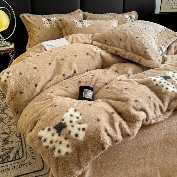 91家纺网 家纺一手货源 找家纺 一比一家纺 2025新款亲肤舒适兔毛绒兔兔绒牛奶绒四件套 蝴蝶结点点-咖