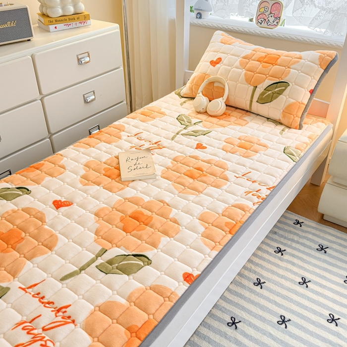 91家纺网 家纺一手货源 找家纺 小叮当家纺仓储工厂店 2025新款牛奶绒夹棉印花床垫学生图 绒床垫-萱花