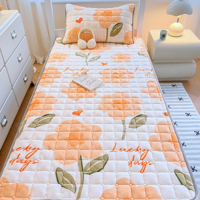 91家纺网 家纺一手货源 找家纺 小叮当家纺仓储工厂店 2025新款牛奶绒夹棉印花床垫学生图 绒床垫-萱花