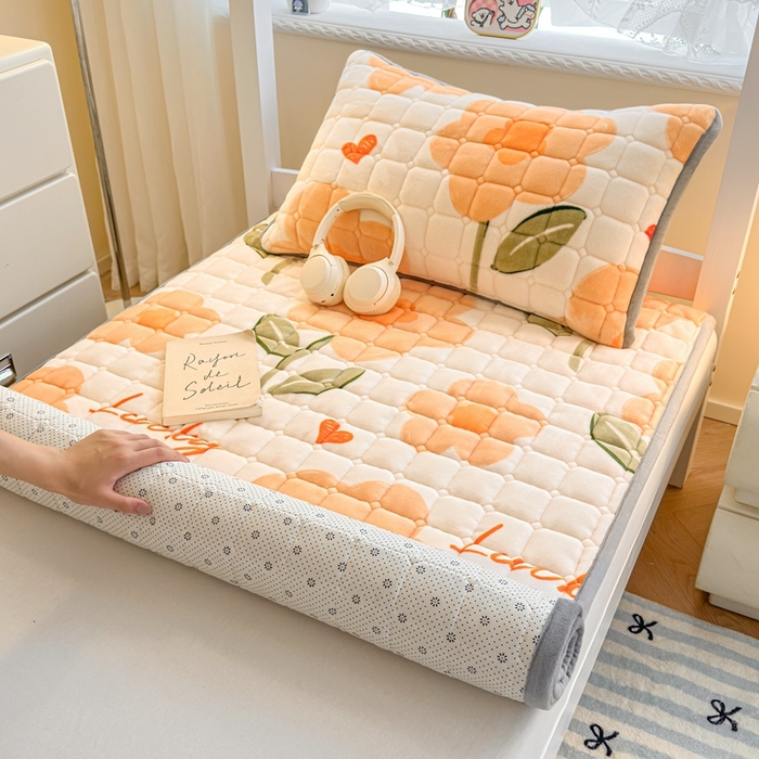 91家纺网 家纺一手货源 找家纺 小叮当家纺仓储工厂店 2025新款牛奶绒夹棉印花床垫学生图 绒床垫-萱花