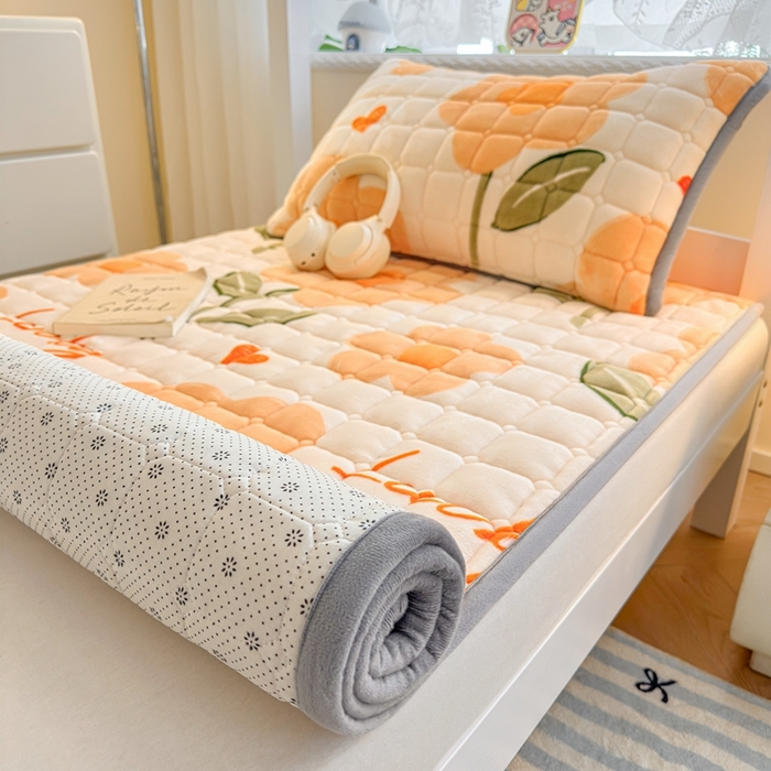 91家纺网 家纺一手货源 找家纺 小叮当家纺仓储工厂店 2025新款牛奶绒夹棉印花床垫学生图 绒床垫-萱花