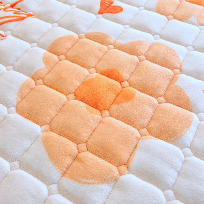 91家纺网 家纺一手货源 找家纺 小叮当家纺仓储工厂店 2025新款牛奶绒夹棉印花床垫学生图 绒床垫-萱花