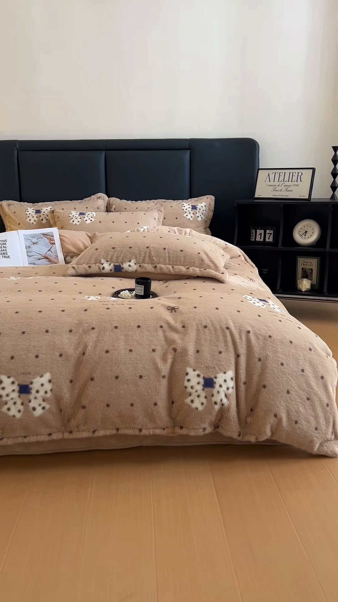 91家纺网 家纺一手货源 找家纺 一比一家纺 2025新款亲肤舒适兔毛绒兔兔绒牛奶绒四件套 蝴蝶结点点-咖