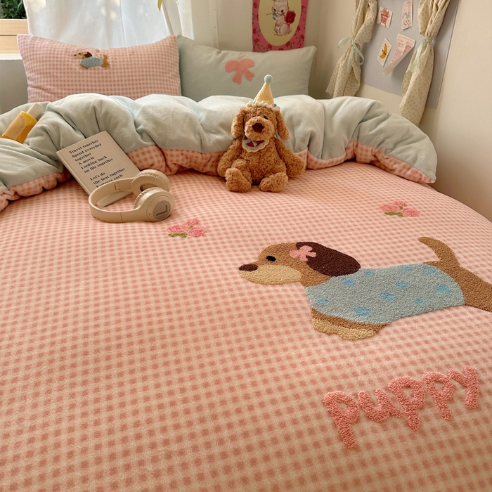 91家纺网 家纺一手货源 找家纺 （总）顾里家纺 2025新款格子腊肠狗毛巾绣牛奶绒套件