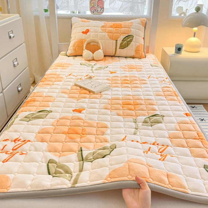 91家纺网 家纺一手货源 找家纺 小叮当家纺仓储工厂店 2025新款牛奶绒夹棉印花床垫学生图 绒床垫-萱花