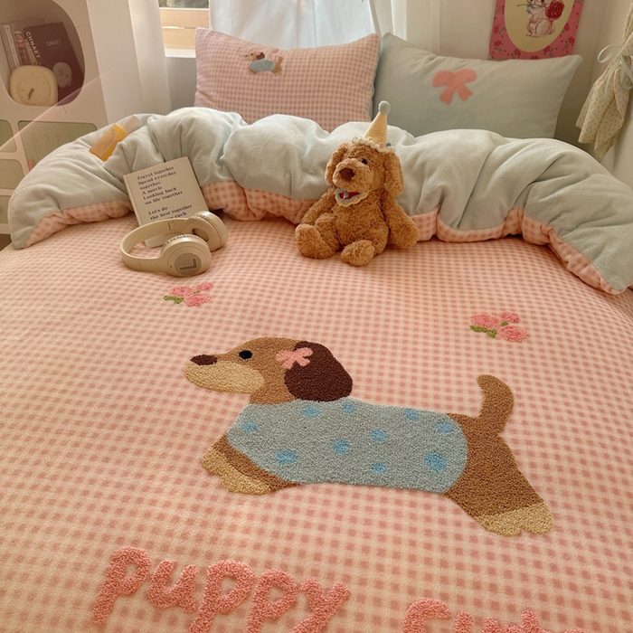 91家纺网 家纺一手货源 找家纺 （总）顾里家纺 2025新款格子腊肠狗毛巾绣牛奶绒套件