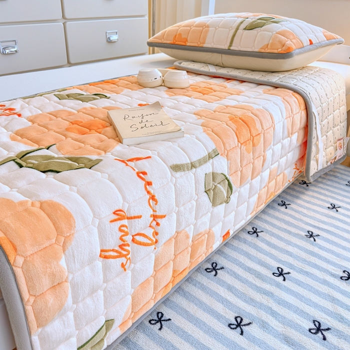 91家纺网 家纺一手货源 找家纺 小叮当家纺仓储工厂店 2025新款牛奶绒夹棉印花床垫学生图 绒床垫-萱花