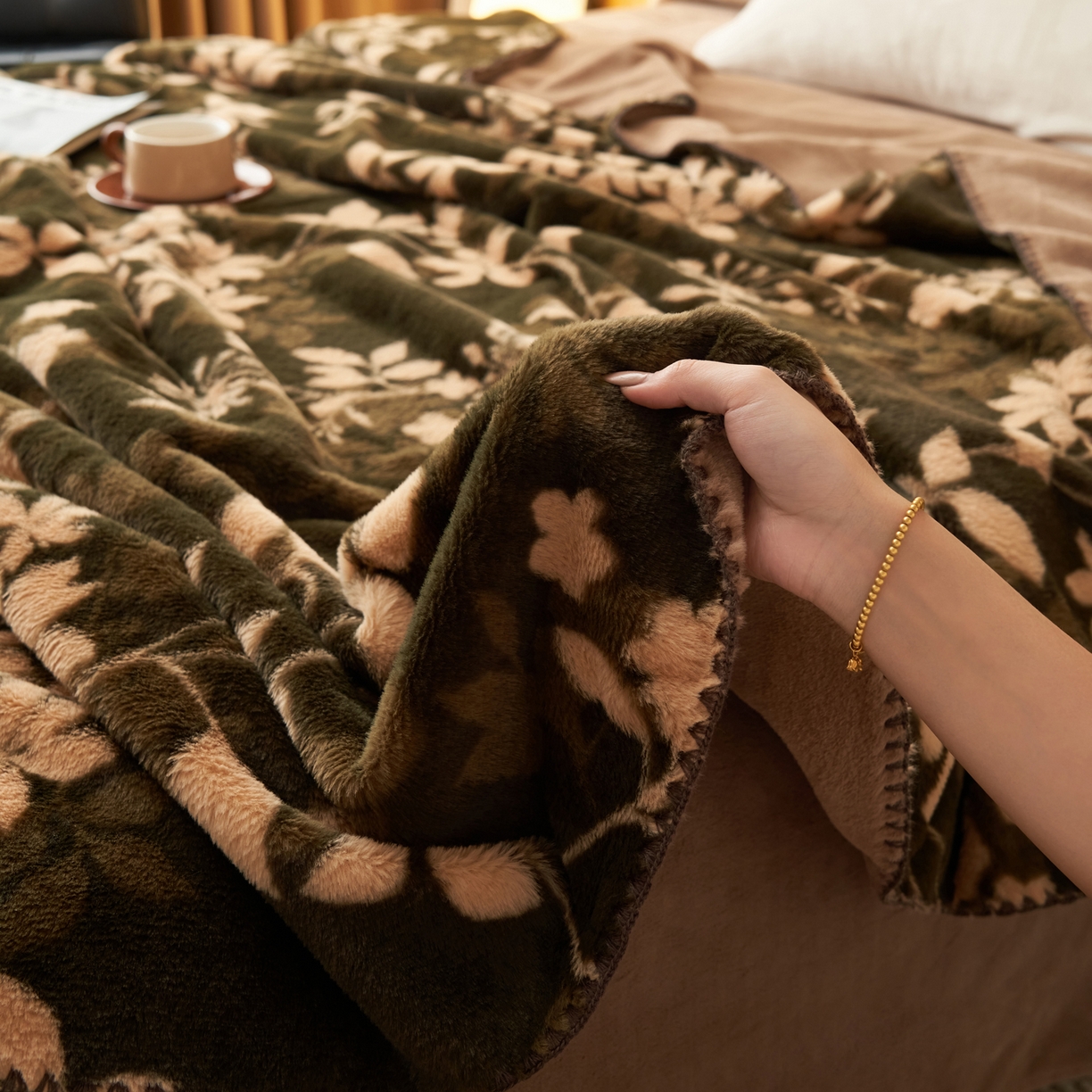 91家纺网 家纺一手货源 找家纺 晨曦家纺 2025新款兔毛绒海獭绒双层毛毯三角针复合毛毯 花枝