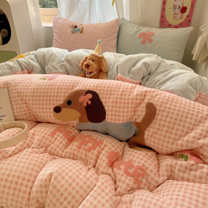 91家纺网 家纺一手货源 找家纺 （总）顾里家纺 2025新款格子腊肠狗毛巾绣牛奶绒套件