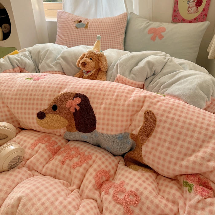 91家纺网 家纺一手货源 找家纺 （总）顾里家纺 2025新款格子腊肠狗毛巾绣牛奶绒套件