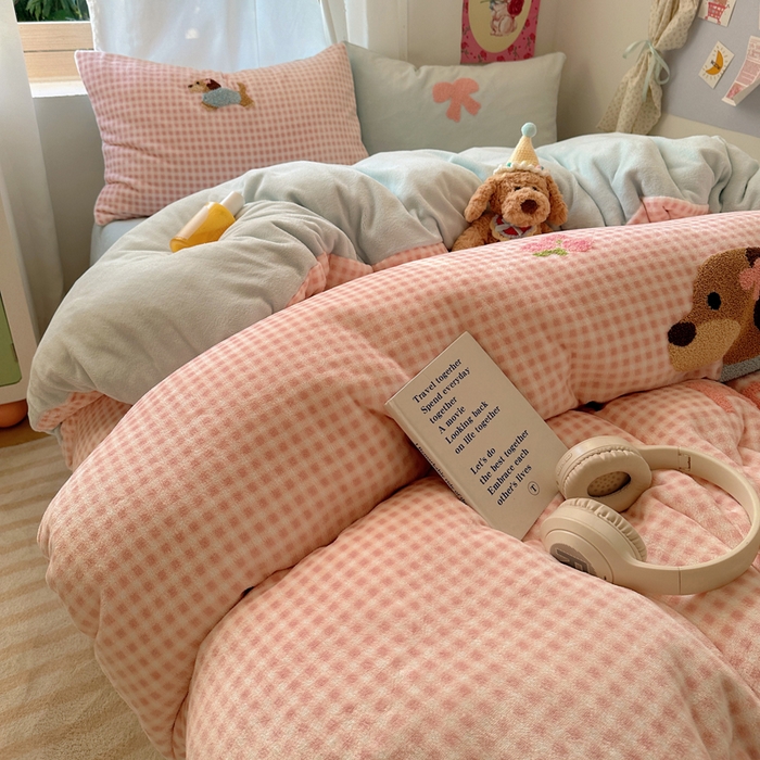 91家纺网 家纺一手货源 找家纺 （总）顾里家纺 2025新款格子腊肠狗毛巾绣牛奶绒套件