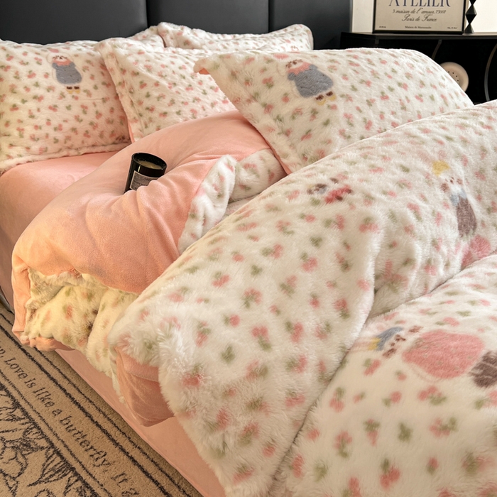 91家纺网 家纺一手货源 找家纺 一比一家纺 2025新款亲肤舒适兔毛绒兔兔绒牛奶绒四件套 花园兔