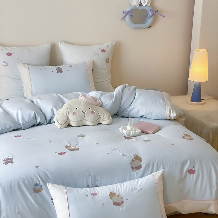 91家纺网 家纺一手货源 找家纺 MIU缪家居 2025新款100支全棉纯棉磨毛贴布绣四件套-萌宠派对 萌宠派对-奶油蓝