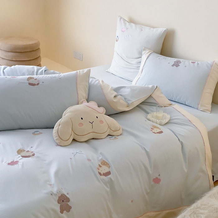 91家纺网 家纺一手货源 找家纺 MIU缪家居 2025新款100支全棉纯棉磨毛贴布绣四件套-萌宠派对 萌宠派对-奶油蓝