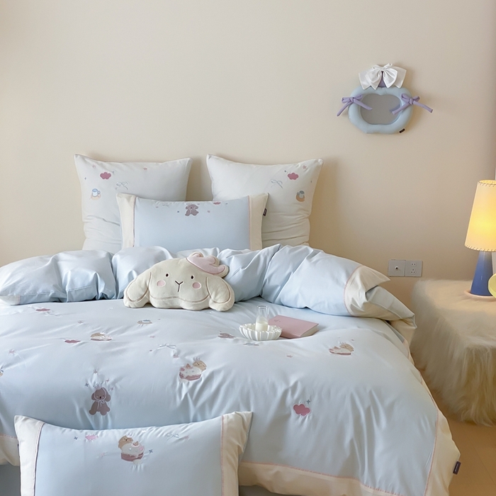 91家纺网 家纺一手货源 找家纺 MIU缪家居 2025新款100支全棉纯棉磨毛贴布绣四件套-萌宠派对 萌宠派对-奶油蓝