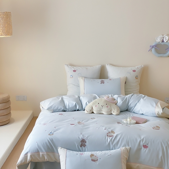 91家纺网 家纺一手货源 找家纺 MIU缪家居 2025新款100支全棉纯棉磨毛贴布绣四件套-萌宠派对 萌宠派对-奶油蓝