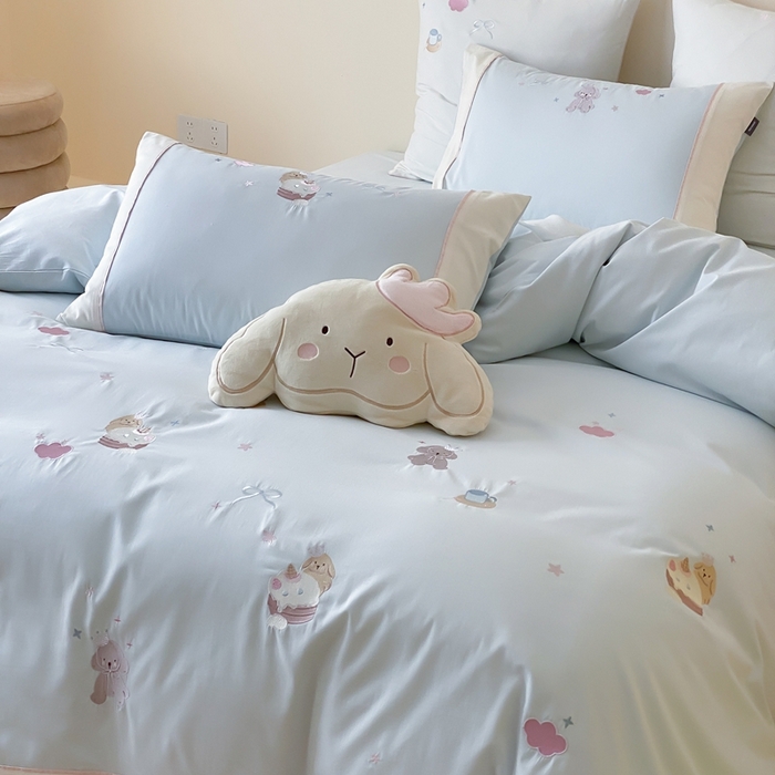 91家纺网 家纺一手货源 找家纺 MIU缪家居 2025新款100支全棉纯棉磨毛贴布绣四件套-萌宠派对 萌宠派对-奶油蓝