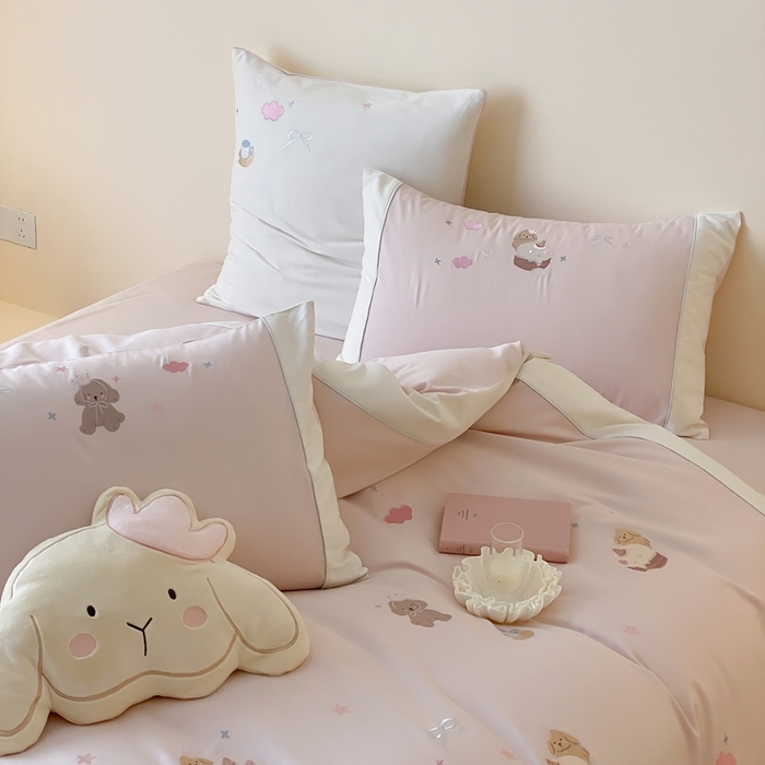 91家纺网 家纺一手货源 找家纺 MIU缪家居 2025新款100支全棉纯棉磨毛贴布绣四件套-萌宠派对 萌宠派对-莓子粉