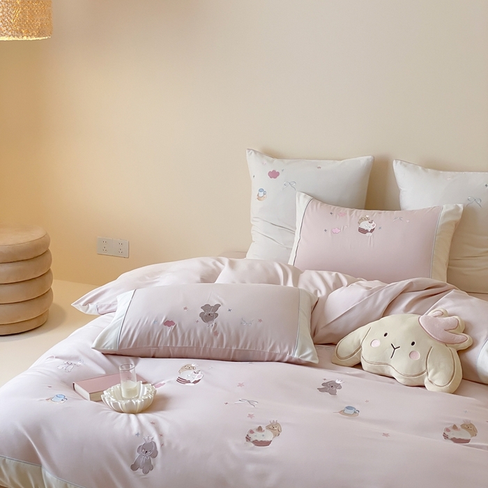 91家纺网 家纺一手货源 找家纺 MIU缪家居 2025新款100支全棉纯棉磨毛贴布绣四件套-萌宠派对 萌宠派对-莓子粉